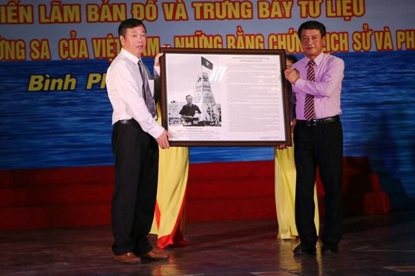 Exhibition on “Vietnam’s Hoang Sa and Truong Sa: Historical and legal evidence” opens in Binh Phuoc - ảnh 1